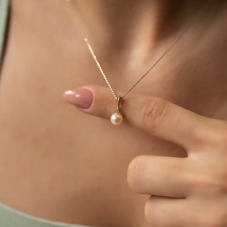 Minimal Pearl Necklace