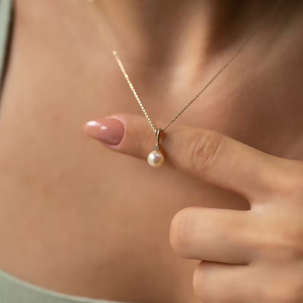 Minimal Pearl Necklace